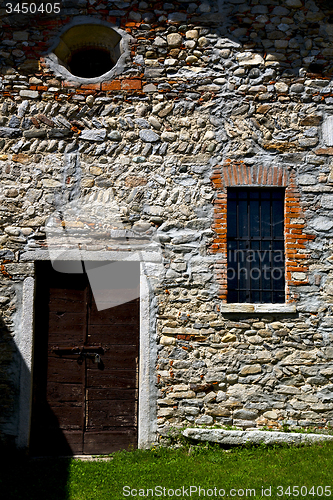 Image of brown door  europe    lombardy        the milano   brick grass