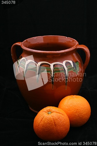 Image of ceramic pot and oranges