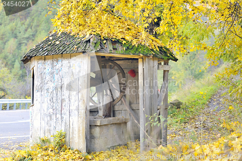 Image of old draw-well 