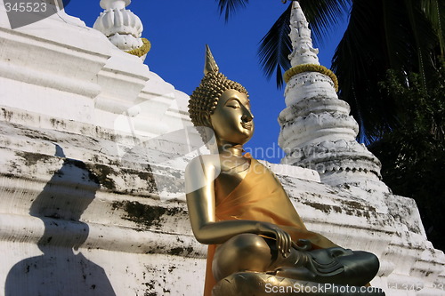 Image of Buddha and chedi