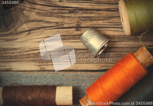 Image of thimble and spools of thread