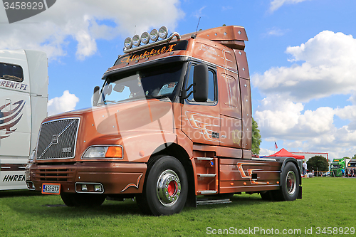 Image of Volvo NH12 460 Truck Tractor in a Show