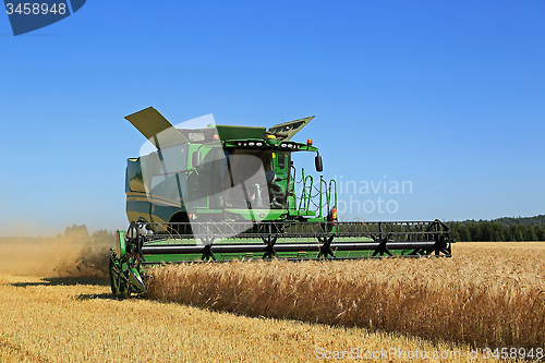 Image of John Deere Combine s670i Harvests Barley