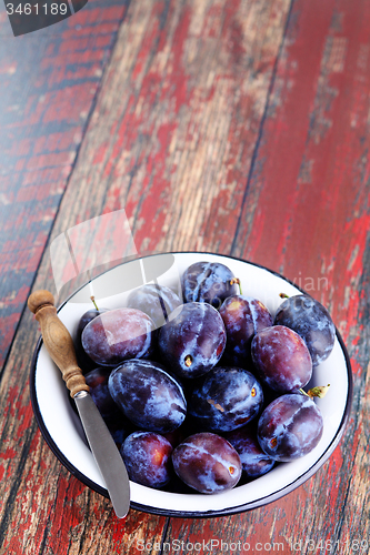 Image of bowl of plums