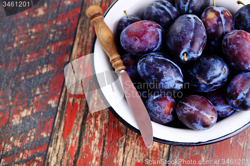 Image of bowl of plums