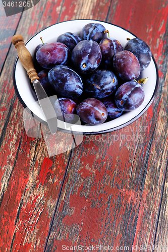 Image of bowl of plums