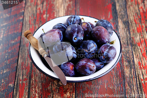 Image of bowl of plums