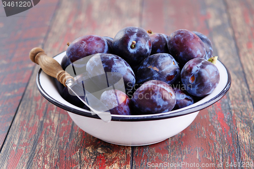 Image of bowl of plums