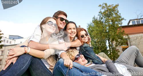 Image of group of students or teenagers hanging out