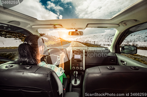 Image of Woman behind the wheel of a car.