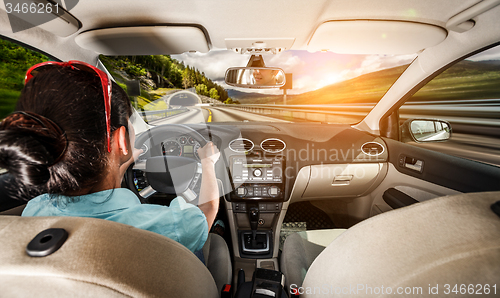 Image of Woman behind the wheel of a car.