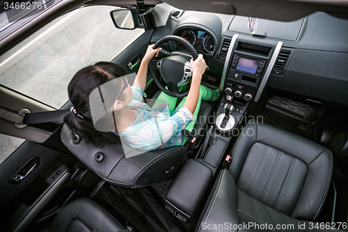 Image of Woman behind the wheel of a car.