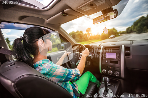 Image of Woman behind the wheel of a car.