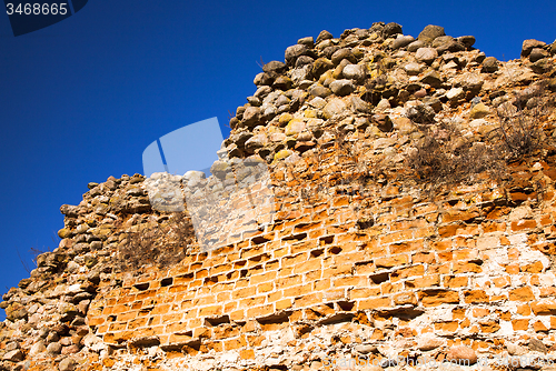 Image of wall ruins  