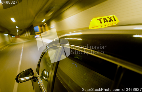 Image of Tåxi through a tunnel