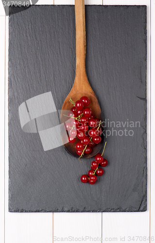 Image of Currants in a wooden spoon