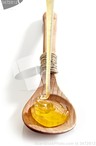 Image of honey pouring into spoon