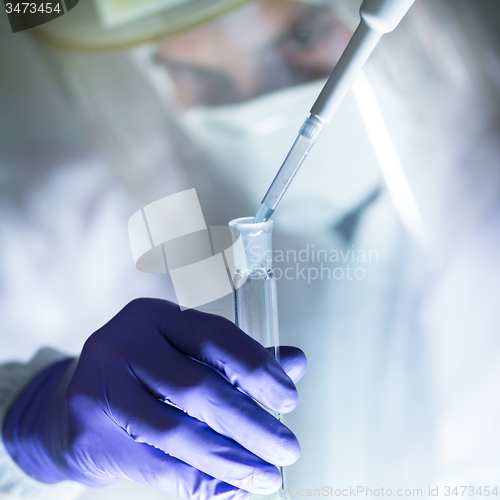 Image of Working in the laboratory with a high degree of protection.