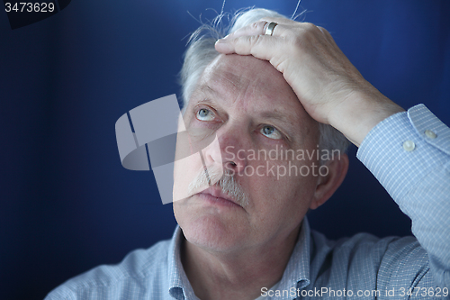 Image of indecisive businessman