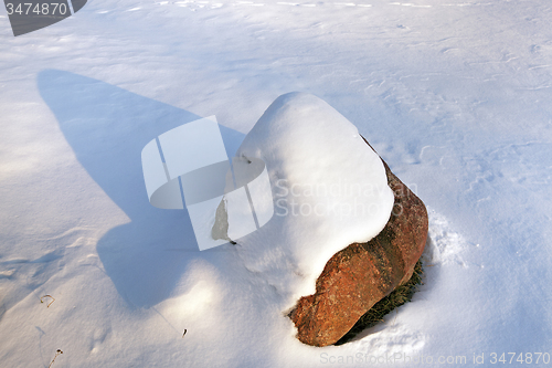 Image of stone under snow 