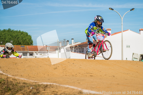 Image of Leonor Alegria leading the race