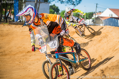 Image of Alejandro Quim leading the race