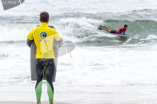 Image of Gastao Entrudo watching Joao Barciela\'s wave