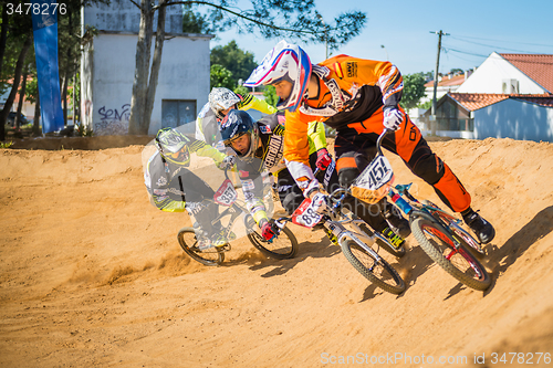 Image of Alejandro Quim leading the race