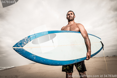 Image of Surfer wathing the waves