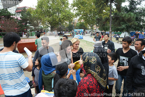 Image of Syrian refugees receiving help