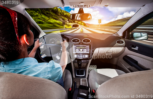 Image of Woman behind the wheel of a car.