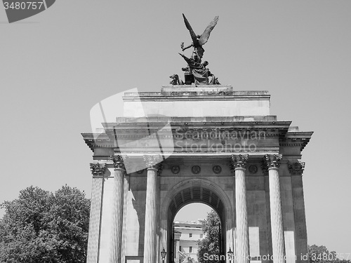 Image of Black and white Wellington arch in London