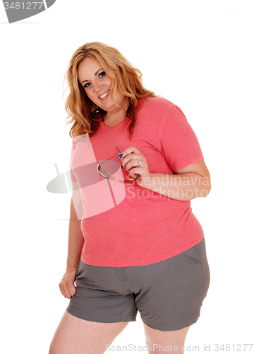 Image of Young plus size woman standing in shorts.