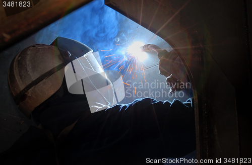 Image of MIG welder uses torch