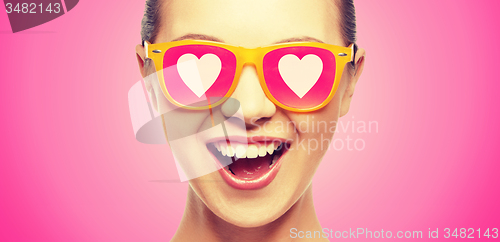 Image of amazed teen girl in sunglasses
