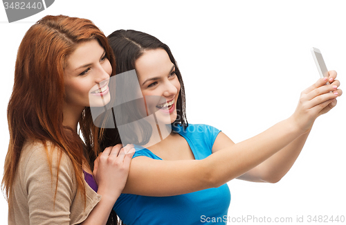 Image of two smiling teenagers with smartphone