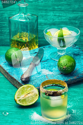 Image of alcoholic cocktail with lime