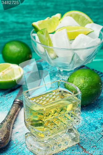 Image of alcoholic cocktail with lime