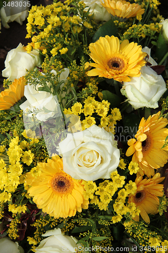 Image of White roses and yellow gerberas