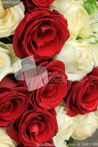 Image of Red and white roses in a wedding arrangement