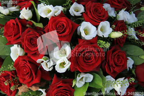 Image of White and red wedding arrangement