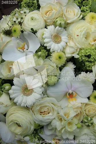 Image of Mixed white wedding flowers