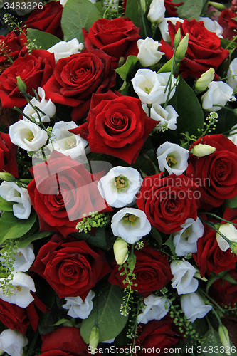 Image of White and red wedding arrangement