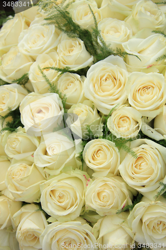 Image of White roses in a wedding arrangement