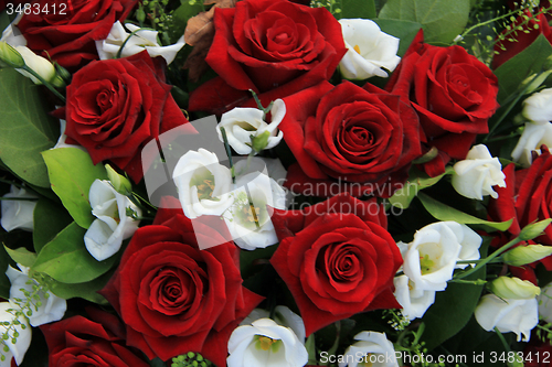 Image of White and red wedding arrangement