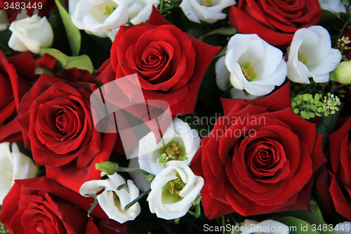 Image of White and red wedding arrangement