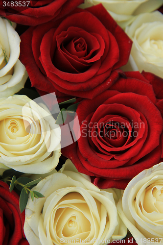 Image of Red and white roses in a wedding arrangement