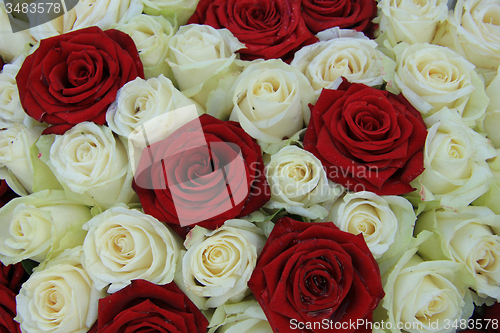 Image of Red and white roses in a wedding arrangement