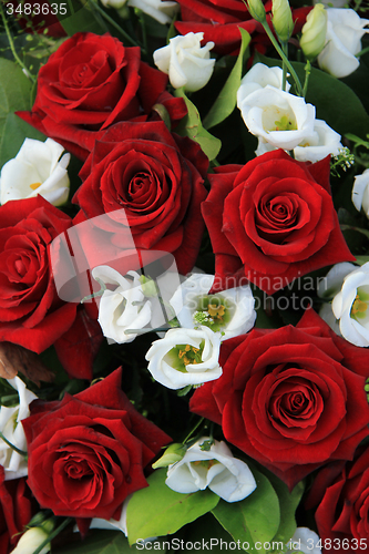 Image of White and red wedding arrangement