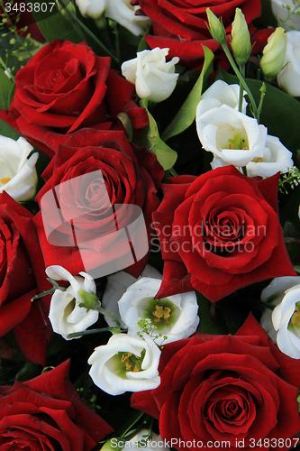 Image of White and red wedding arrangement